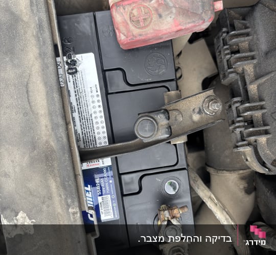 מצבר רכב עם חיבורים וכבלים